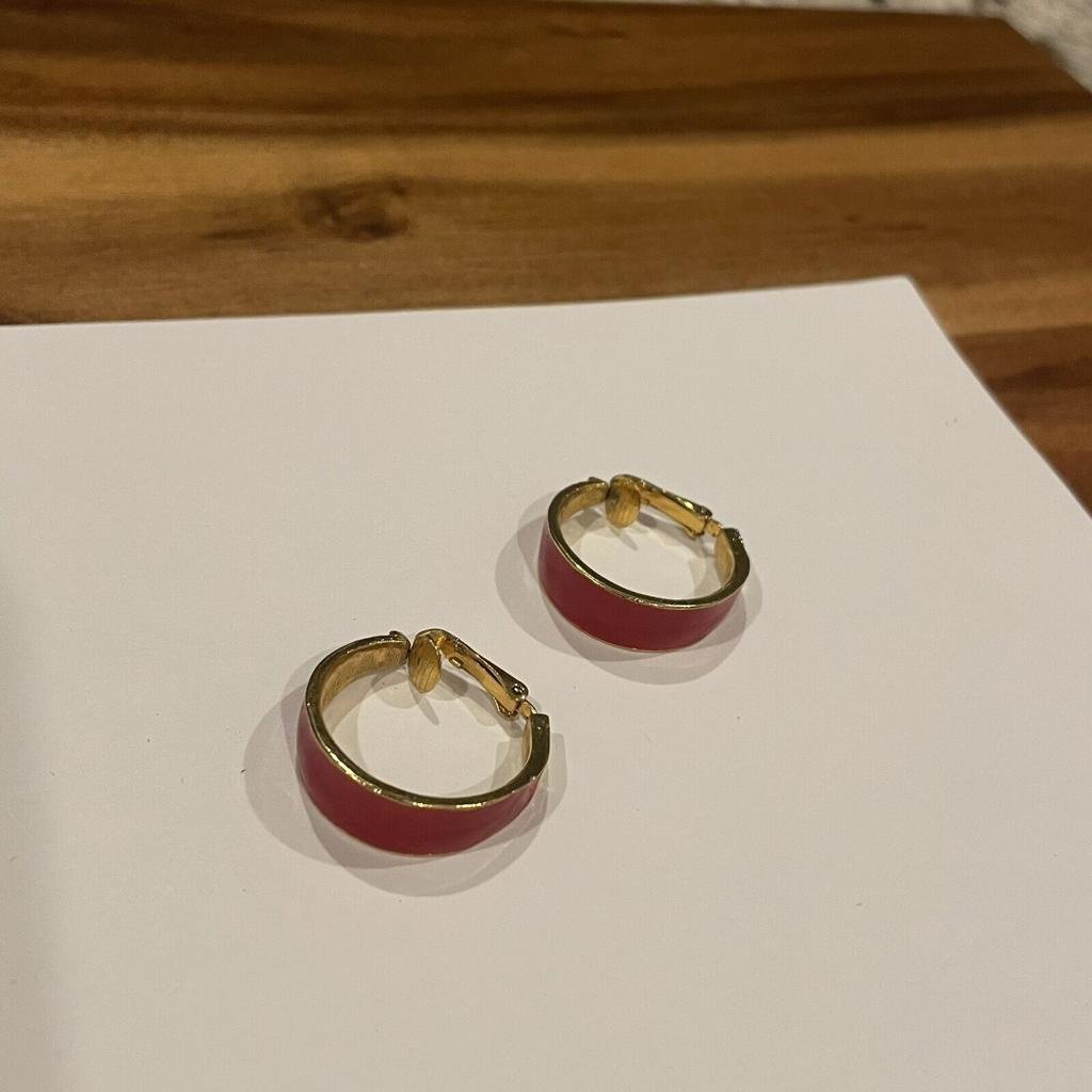 Vintage Signed Art Gold Tone Red Clip On Hoop Earrings 17$